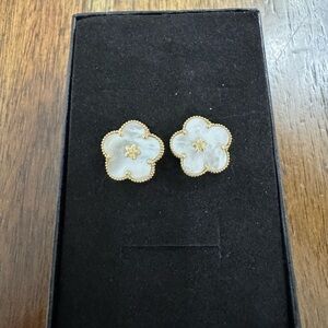 VC 14k Mother Of Pearl Earrings Plum Blossom